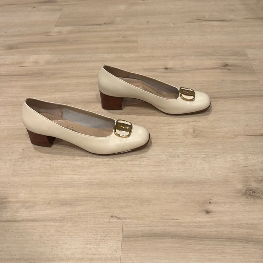 🤍Vintage Salvatore Ferragamo Block Heels🤍 - Picture 2 of 6